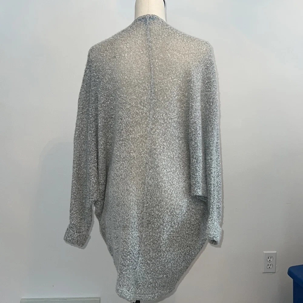 Cardigan lightweight. Rounded hemline. - Picture 3 of 8